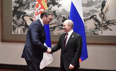 Media ruse Regnum: Aleksandar Vuçiq po paguan korrespondentë dhe aktivistë për të propaganduar karshi Vladimir Putinit