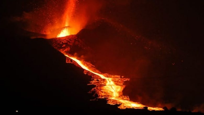 Të paktën katër ndërtesa në La Palma u shkatërruan nga vullkani