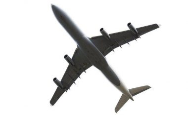 “Një përvojë vërtet e tmerrshme”: Aeroplani hodhi jashtëqitjet njerëzore mbi një burrë në Angli, ndërsa po fluturonte mbi oborrin e tij