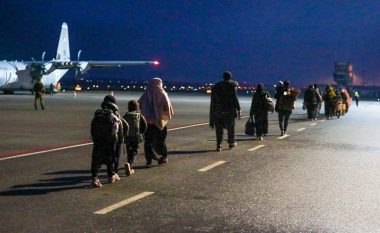 AP: Pak informacion për refugjatët afganë të dërguar nga SHBA në bazën ushtarake në Kosovë