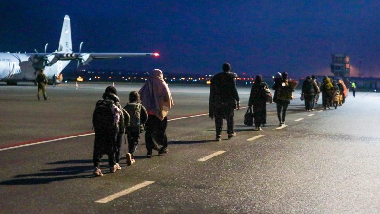 AP: Pak informacion për refugjatët afganë të dërguar nga SHBA në bazën ushtarake në Kosovë