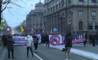 Thirrjet kundër migrantëve në Serbi: “Varini për pemë”