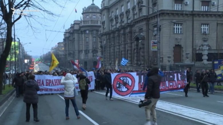 Thirrjet kundër migrantëve në Serbi: “Varini për pemë”