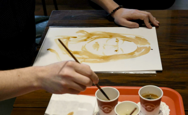 Artisti shqiptar ofron ‘terapi’ me portrete të pikturuara me kafe – bëhet lajm në mediat botërore