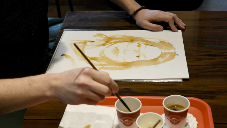 Artisti shqiptar ofron ‘terapi’ me portrete të pikturuara me kafe – bëhet lajm në mediat botërore