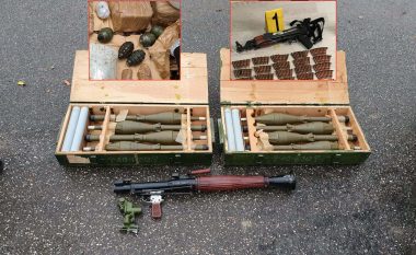 Pas arrestimit të pesë personave për terrorizëm, policia konfiskon arsenal të madh armësh