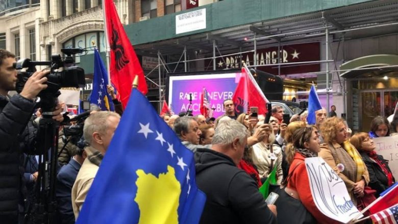 Para konsullatës serbe në New York protestohet kundër krimeve serbe
