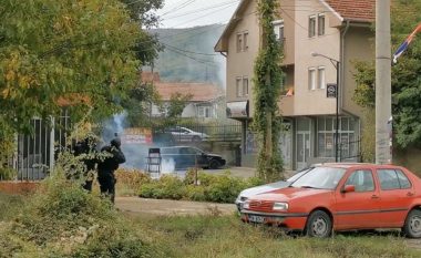 Vazhdon aksioni i policisë në Zveçan, situata mbetet e tensionuar