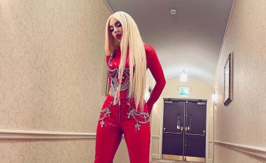 Ava Max bëhet gati për performancën në Los Angeles, duket mahnitëse e veshur e tëra në të kuqe