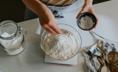 Zvogëloni ndjeshëm konsumin ditor të kripës me këtë hile për pjekjen e bukës