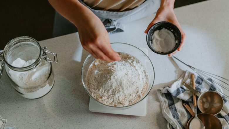 Zvogëloni ndjeshëm konsumin ditor të kripës me këtë hile për pjekjen e bukës
