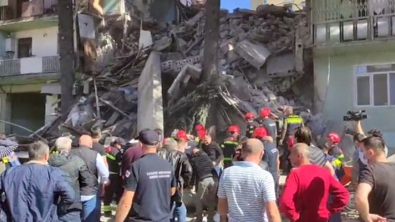 Një ndërtesë banimi u shemb në Gjeorgji, ka njerëz nën rrënoja – dikush nga aty madje telefonoi ekipet e shpëtimit