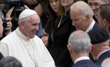 Takimi Biden-Papa Françesku: Vatikani anulon planet për transmetim të drejtpërdrejtë pa shpjegim