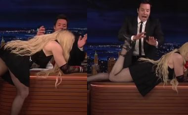 Madonna shokon fansat gjatë paraqitjes në “The Tonight Show”, papritmas hidhet mbi tavolinën e prezantuesit dhe tregon të brendshmet