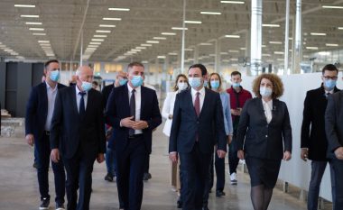 Kryeministri Kurti dhe ministrja Hajdari vizitojnë kompaninë vendore Ciao Berto