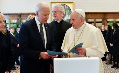 Biden takoi Papën, publikohen pamjet e para – presidenti amerikan vizitoi për herë të dytë Selinë e Shenjtë