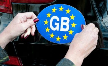 “Stikerat GB” tani janë të paligjshëm në Evropë, pas 111 vitesh në makinat britanike
