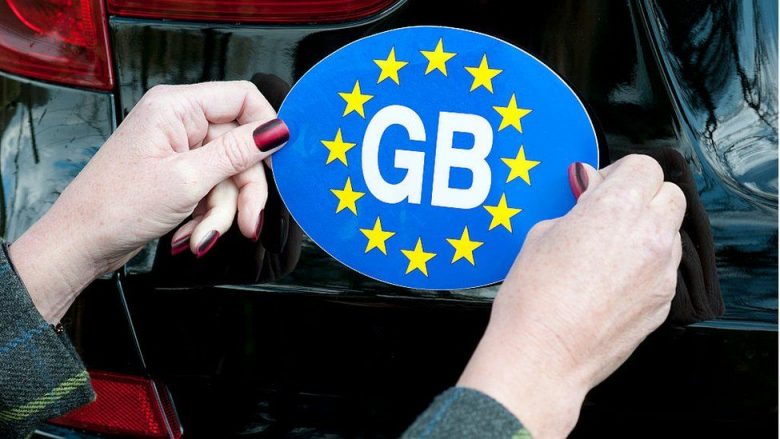 “Stikerat GB” tani janë të paligjshëm në Evropë, pas 111 vitesh në makinat britanike