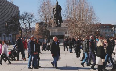 Masat e reja anti-COVID: Në ambientet e jashtme lejohen tubimet deri në 70 persona- në funerale vetëm familja e ngushtë