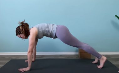 Shikoni një stërvitje të shkurtër joga për të forcuar krahët dhe shpatullat tuaja
