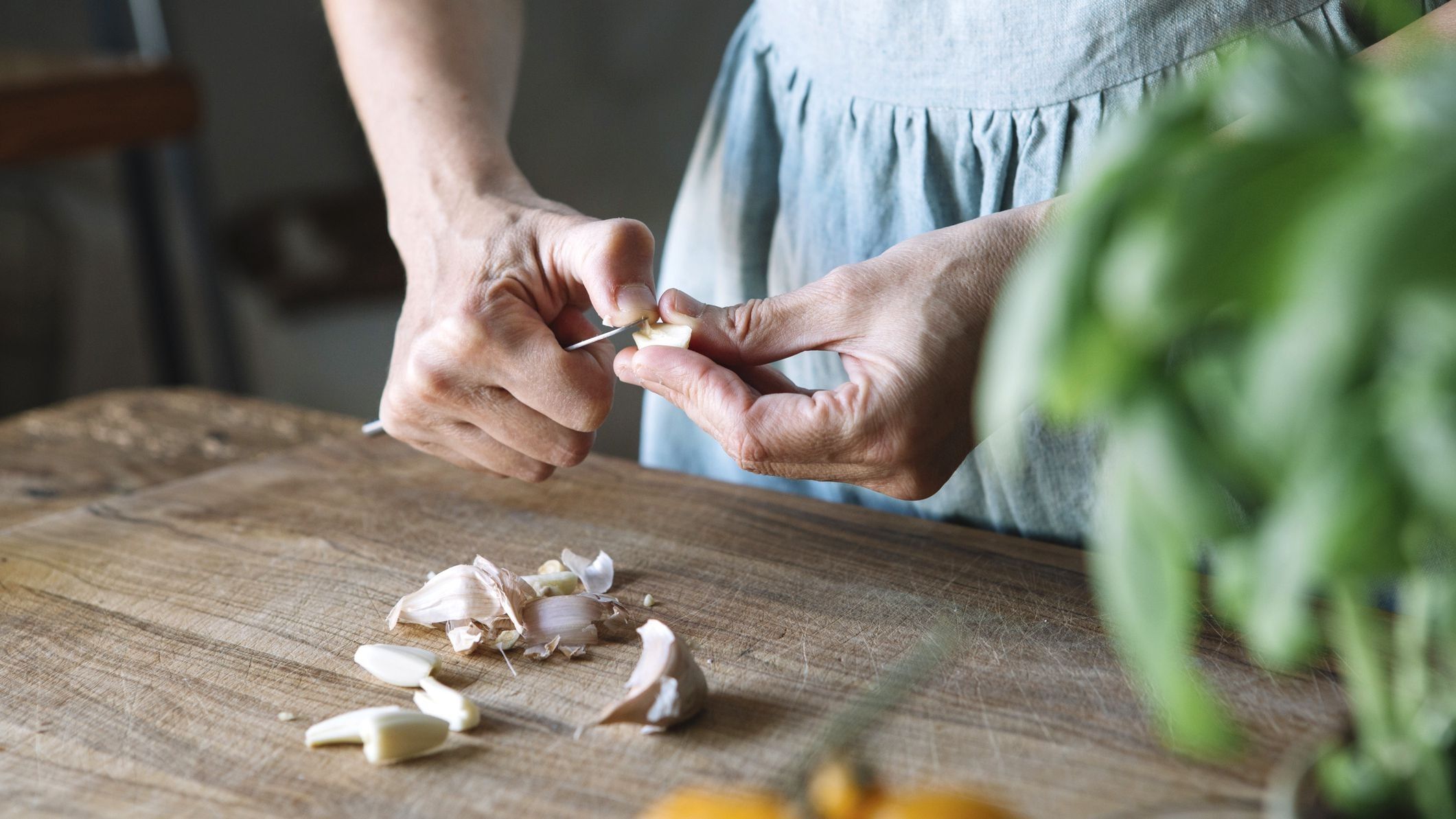 How to remove the smell of garlic from your hands? Here's what you need
