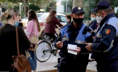 Shqipëri: Nuk ka falje, 105 mijë gjobat për maskat qytetarët do t’i paguajnë në faturat e energjisë edhe pas një viti