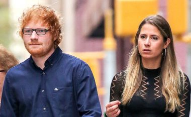 Ed Sheeran zbulon se bashkëshortja pothuajse e prishi propozimin e tij të martesës, pasi mendonte se ai po bënte shaka kur ra në gjunjë