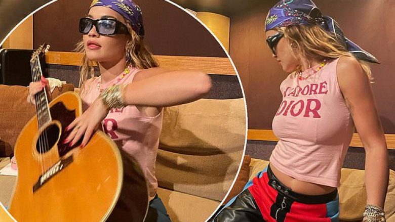 Rita Ora thotë se ka mësuar të luajë në kitarë me dorën e majtë