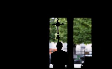 Rreth 216,000 fëmijë janë abuzuar seksualisht nga klerikët në Kishën Katolike Franceze, ka gjetur një hetim i ri