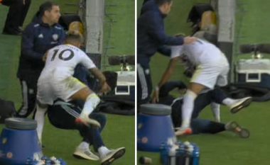 Moment qesharak në ndeshjesn Norwich-Leeds: Raphina rrëzoi ashpër Marcelo Bielsan