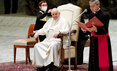 Djaloshi në mes të ceremonisë tentoi t’i merrte kapelën Papës – stafi intervenoi, por djali nuk u dorëzua deri në fund