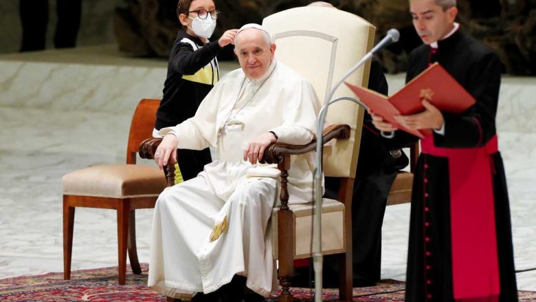 Djaloshi në mes të ceremonisë tentoi t’i merrte kapelën Papës – stafi intervenoi, por djali nuk u dorëzua deri në fund