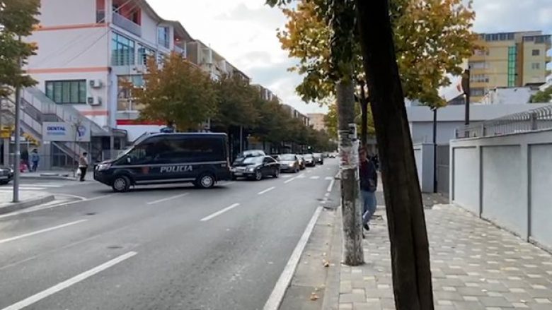 Arrestime në Korçë e Tiranë, kush janë zyrtarët që akuzohen se nxirrnin të dhëna nga regjistrat e Policisë së Shtetit?