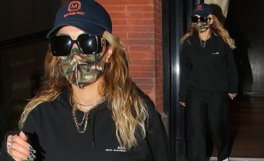 Rita Ora shfaqet me maskë me dizajn të ushtrisë në New York