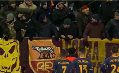 Tifozët e Romës reagojnë me ofendime dhe protesta pas humbjes së thellë – lojtarët shkojnë për t’u kërkuar falje