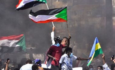 Grusht-shtet në Sudan? Ushtria arreston kryeministrin, ministrat dhe të tjerë anëtarë të qeverisë kalimtare
