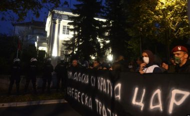 Protesta e djathtistëve serbë në Beograd: Fyejnë shqiptarët – policia nuk i lejon t’i afrohen Ambasadës së SHBA-së