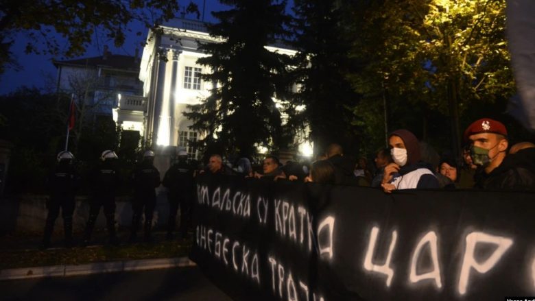 Protesta e djathtistëve serbë në Beograd: Fyejnë shqiptarët – policia nuk i lejon t’i afrohen Ambasadës së SHBA-së