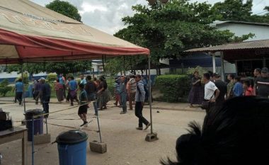 Banorët e një fshati në Guatemalë mbajnë peng ekipin e vaksinimit kundër coronavirusit