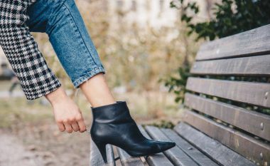 Çizmet e shkurtra dhe xhinset – një kombinim që do të dominojë në tetor