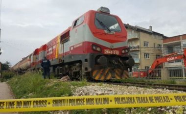 Treni godet një veturë në Klinë – lëndohet një person