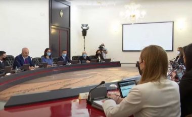 Shqipëri, miratohet projekt-buxheti 2022, rritje pagash për disa kategori