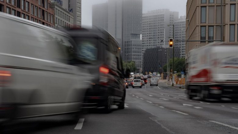 Shoferët janë më pak të stresuar kur ngasin një furgon elektrik, zbulon një studim