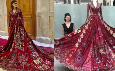 Saranda Bogujevci vesh fustanin e njohur mbarëbotëror, i cili është i qëndisur me elemente të historive të dhimbshme nga i gjithë globi