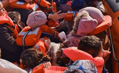 Anija gjermane me 400 emigrantë ende në pritje të “një porti të sigurt për zbarkim”
