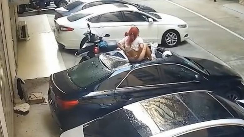 “Dashnorja e pafat” – një grua gjysmë e zhveshur në Tajvan ra nga tarraca dhe përfundoi mbi makinën e një fqinji