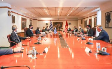 Zaev në takim me ministrin grek: Miqësia dhe partneriteti strategjik mes dy vendeve ka rëndësi dhe potencial të fortë rajonal
