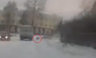 Po rrëshqiste në rrugët e ngrira, 5-vjeçarja përfundon nën rrotat e autobusit – mrekullisht rusja i shpëton më të keqes