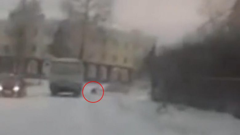 Po rrëshqiste në rrugët e ngrira, 5-vjeçarja përfundon nën rrotat e autobusit – mrekullisht rusja i shpëton më të keqes