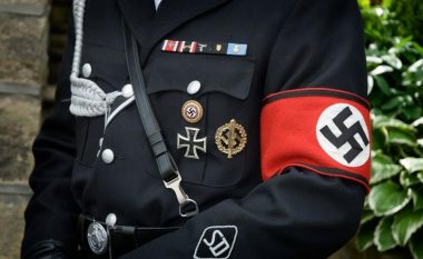 Fyerje për hebrenjtë, pronarja e një lokali të kostumeve në Angli nuk e sheh si problem shitjen e uniformave naziste